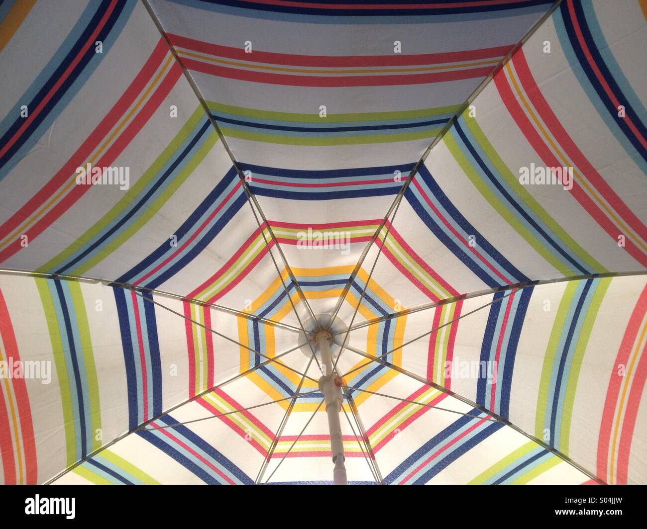 Abstrakte Unterseite der Sonnenschirm Regenschirm mit farbigen Ringen. - Smartphone-aufgenommenes Stockfoto