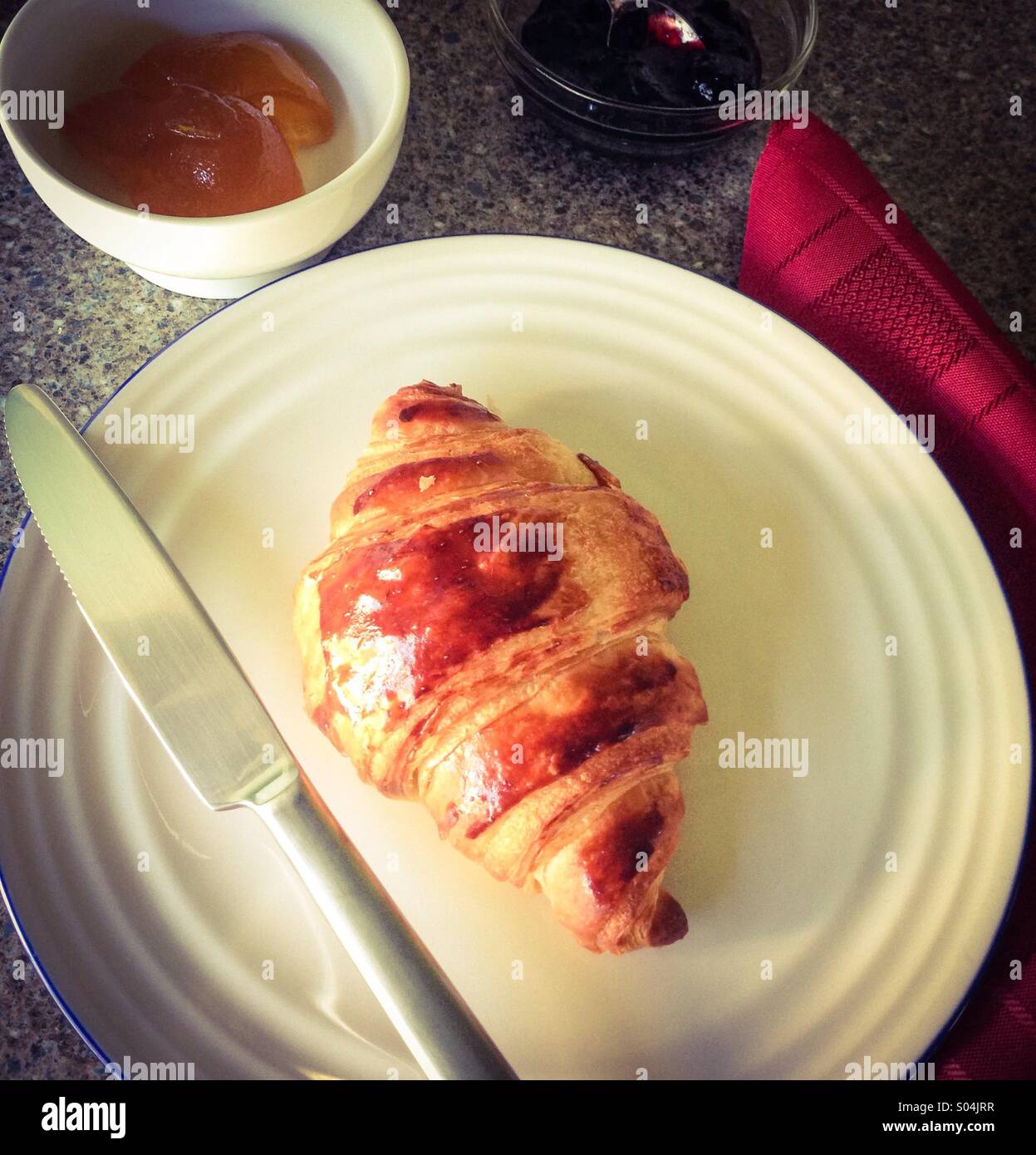 Croissant mit sortierten Marmelade und Konfitüre Stockfoto