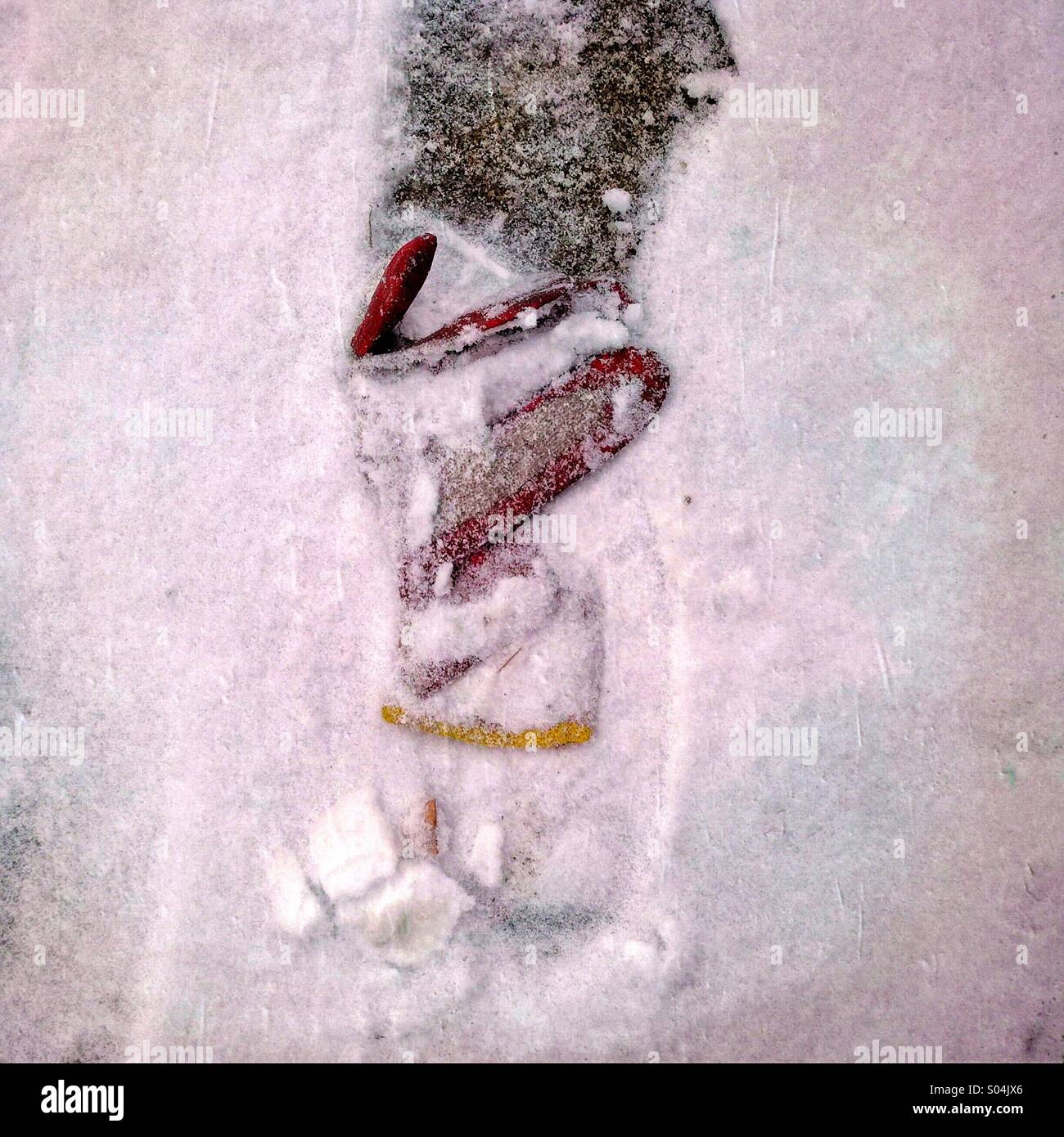 Lost And Found: rote Handschuh im Schnee Stockfoto