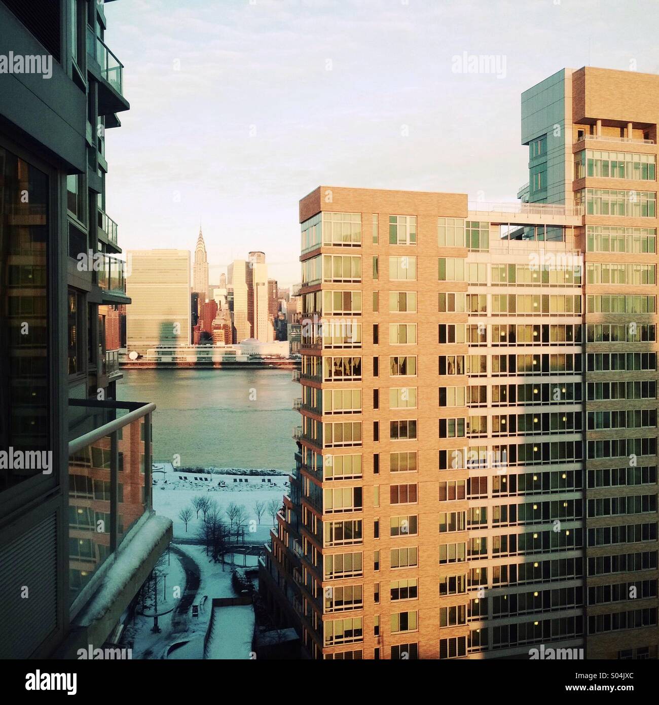 East River und UN-Hauptquartier in Manhattan und in den Vordergrund, Eigentumswohnung The View in Long Island City Stockfoto