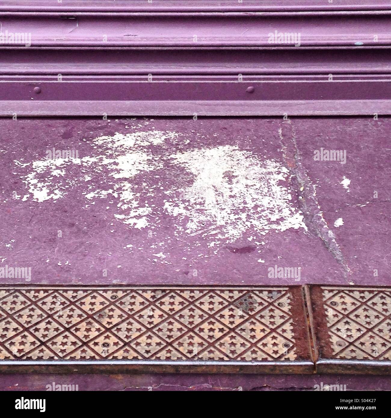 Gewellte Metall Tür, Schmiedearbeiten, verwitterte lila Farbe, Park Slope, Brooklyn Stockfoto