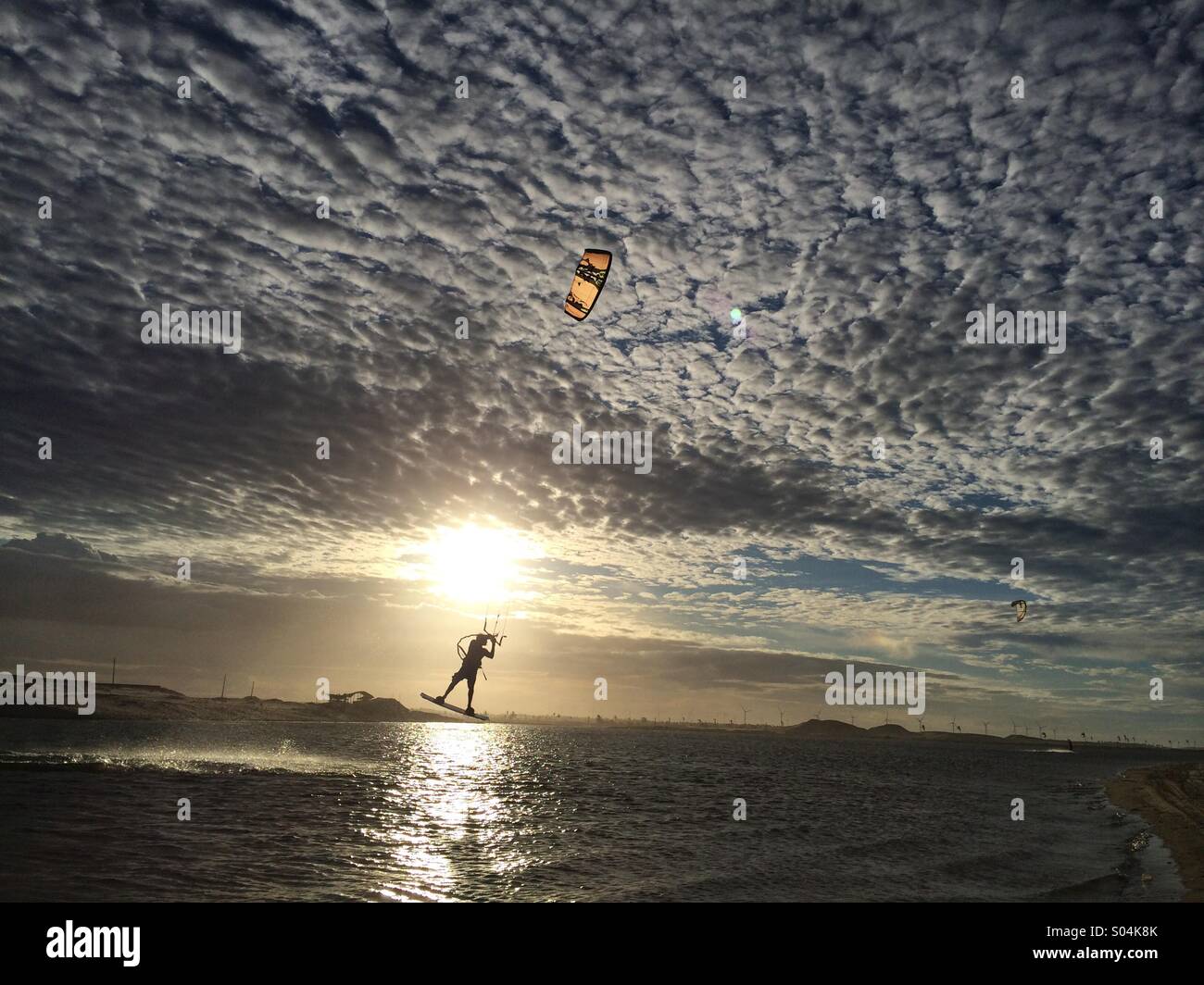 Kitesurfer Sprünge in Taiba Beach in Taiba, Fortaleza, Brasilien 21. Juni 2014 Stockfoto