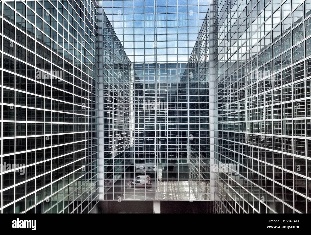 Modernes Gebäude-Reflexionen - Smartphone-aufgenommenes Stockfoto
