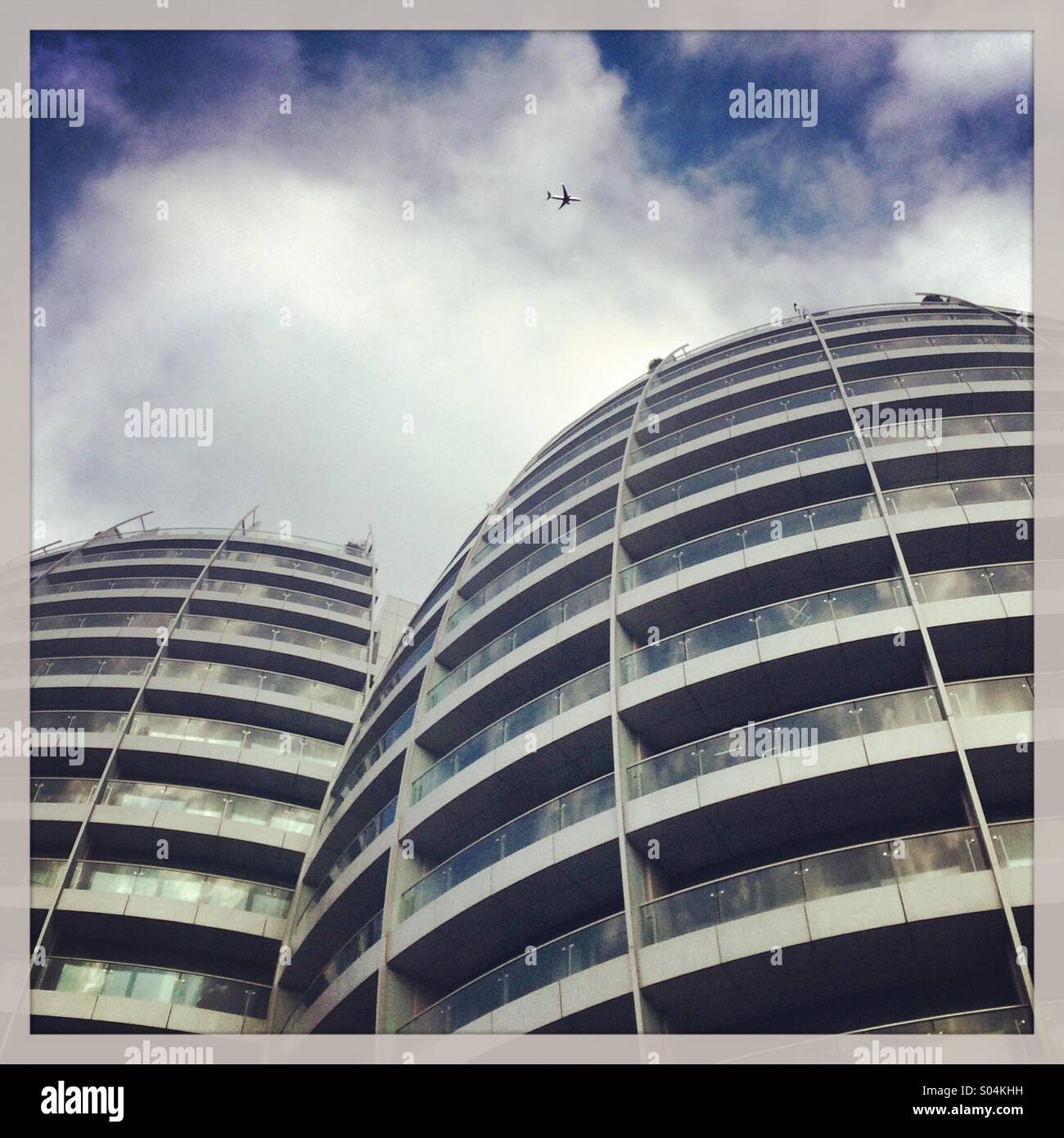 Moderne Gebäude und Flugzeug, London Stockfoto