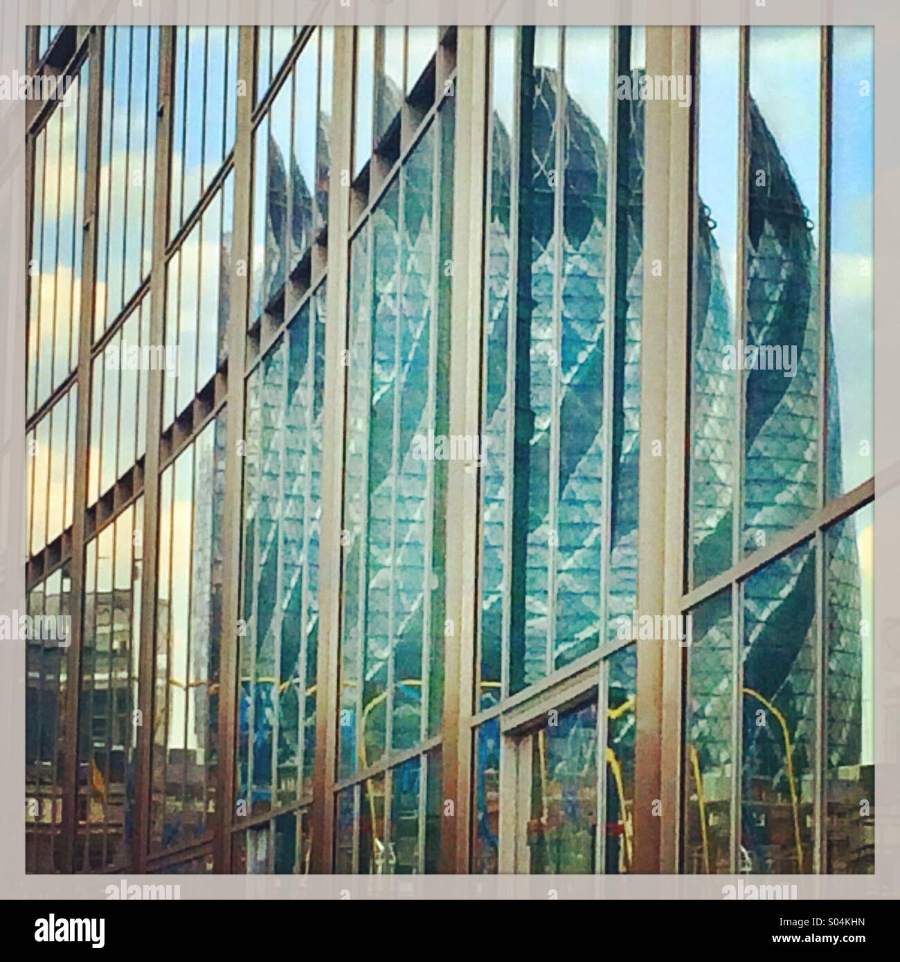 Reflexion des Gebäudes Gherkin, London Stockfoto