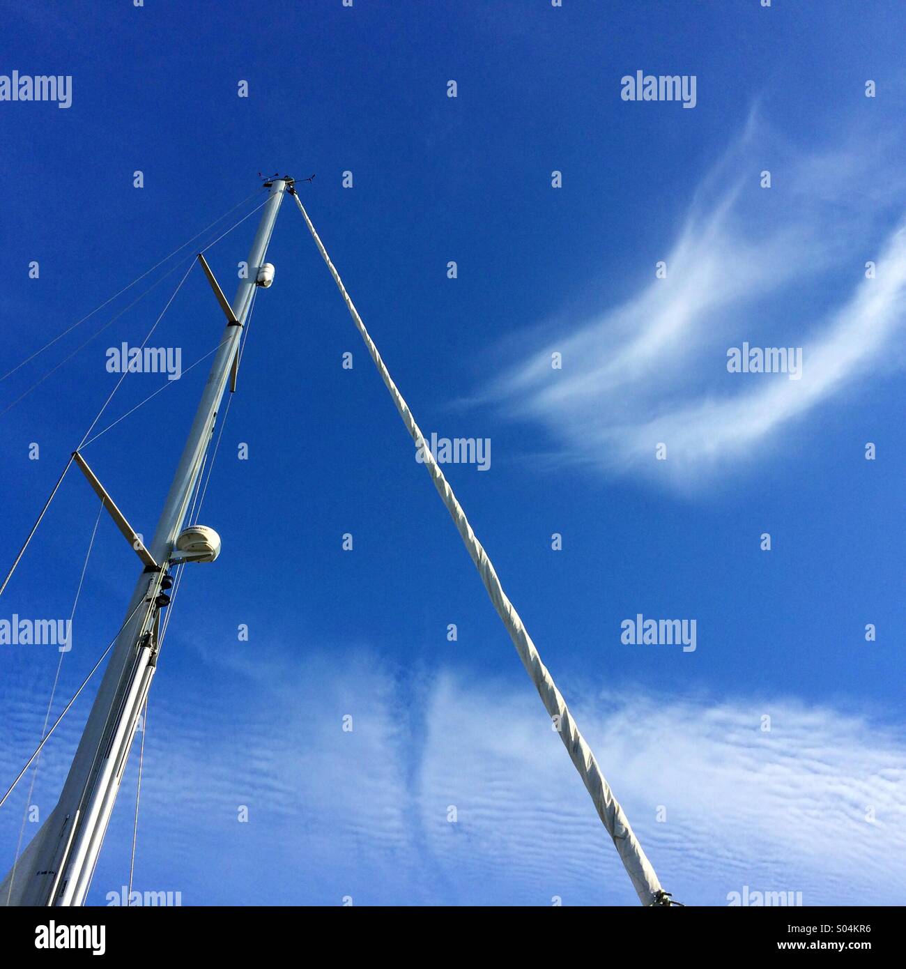 Yacht-Mast gegen blauen Himmel Stockfoto