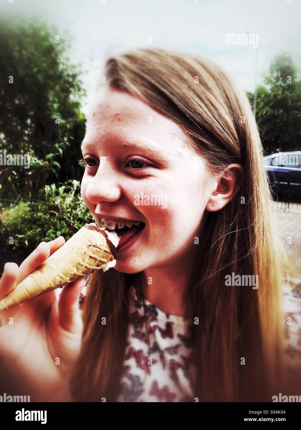 Ein junges Mädchen ein Eis essen Stockfoto