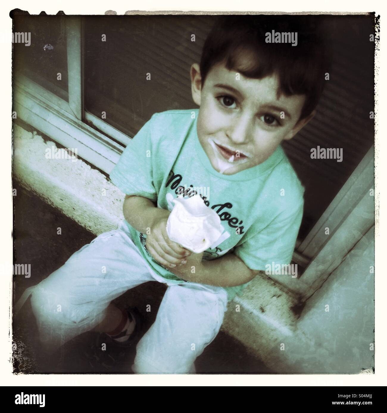 Kind - Smartphone-aufgenommenes Stockfoto