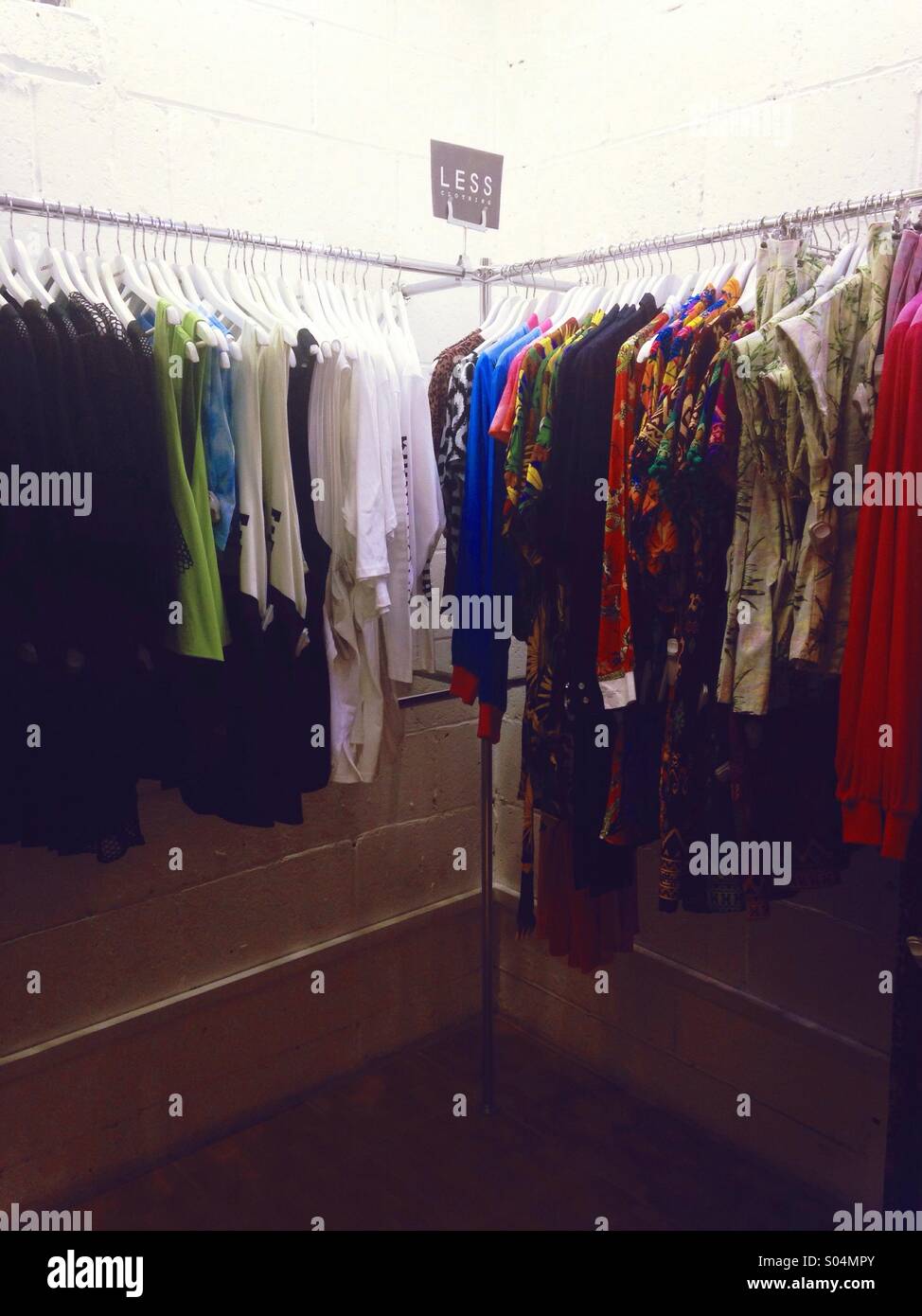 Klamotten aus einem Rack in einem Geschäft in Shoreditch Stockfoto