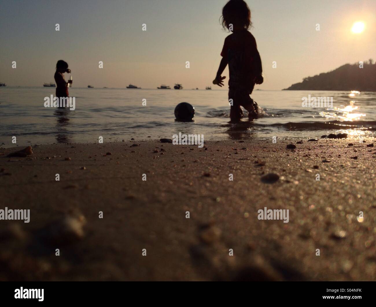 Kinder spielen Fußball auf der thailändischen Insel Strand Stockfoto