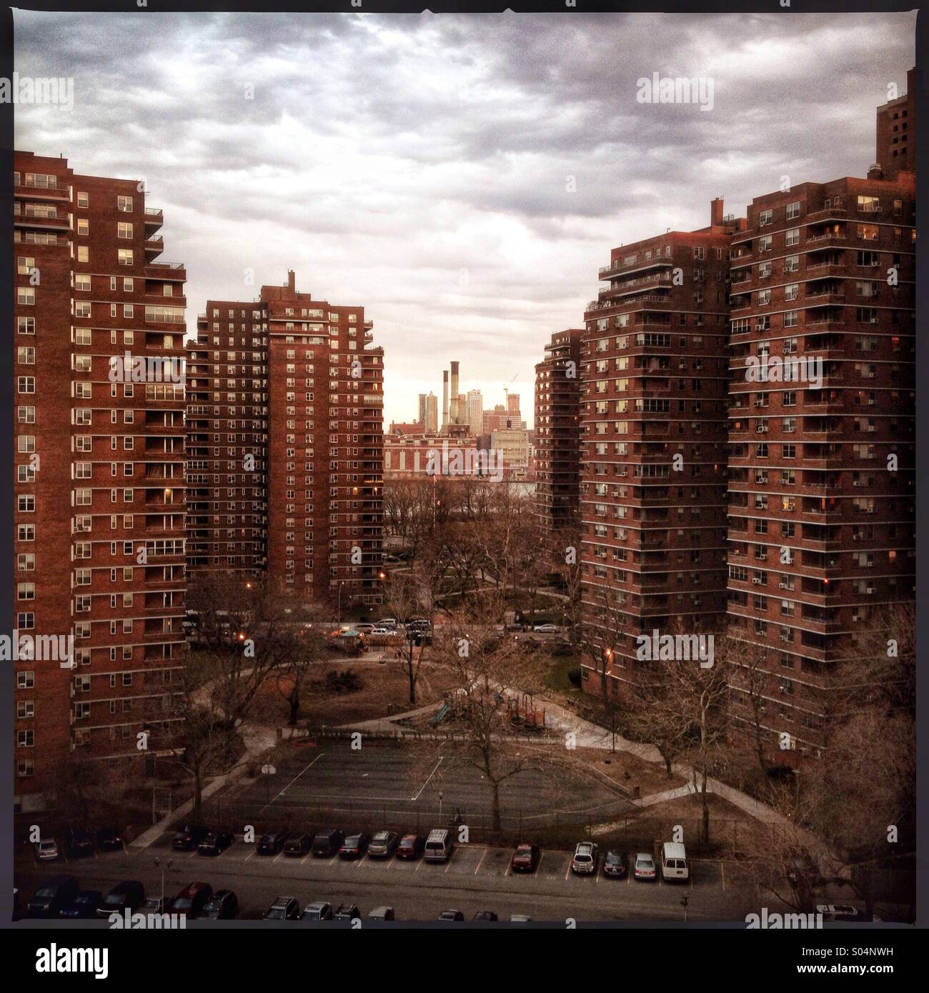 Projekte in der Lower East Side von Manhattan, Blick von der Williamsburg Bridge - Smartphone-aufgenommenes Stockfoto