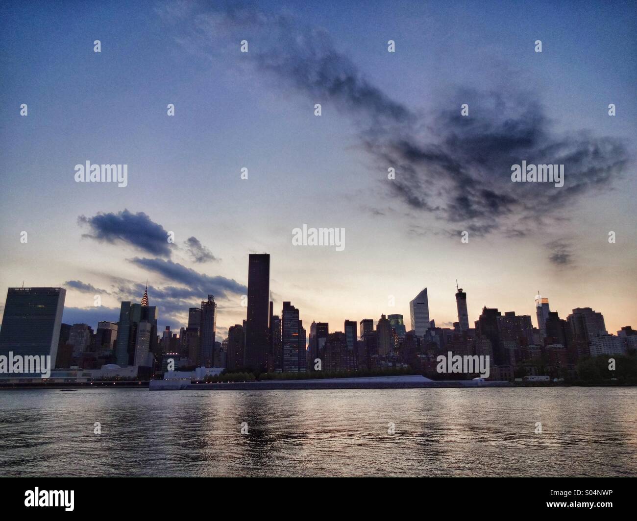 Blick auf Midtown Manhattan Skyline von Long Island City am späten Nachmittag Stockfoto