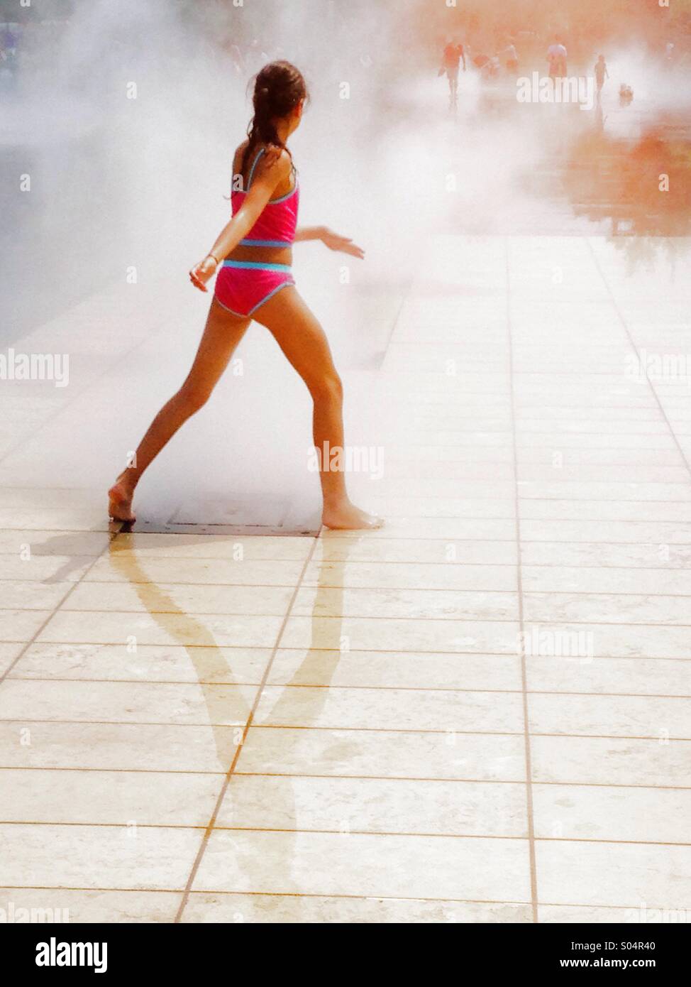 Junge Frau läuft in den Nebel Stockfoto
