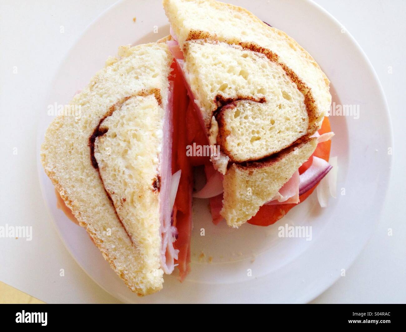 Schinken-Sandwich auf Zimt Strudel Brot Stockfoto