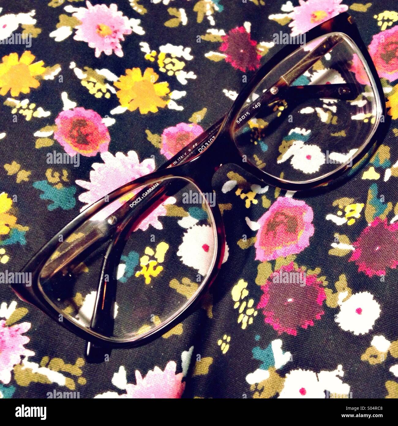 Gläser auf einer floralen Decke Stockfoto