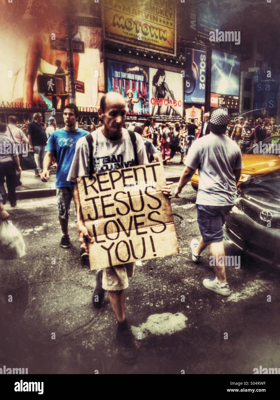Mann mit einem Schild, das liest "Buße Jesus Loves You" in Times Square, New York City Stockfoto