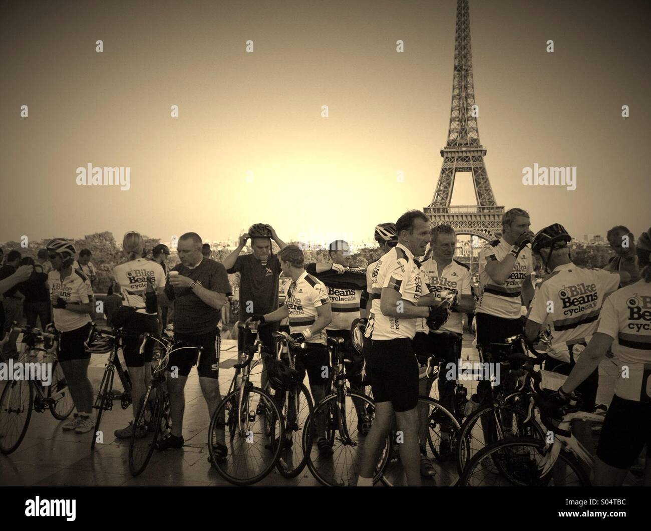 Athleten feiern den Sieg, Eiffelturm, Frankreich - Smartphone-aufgenommenes Stockfoto