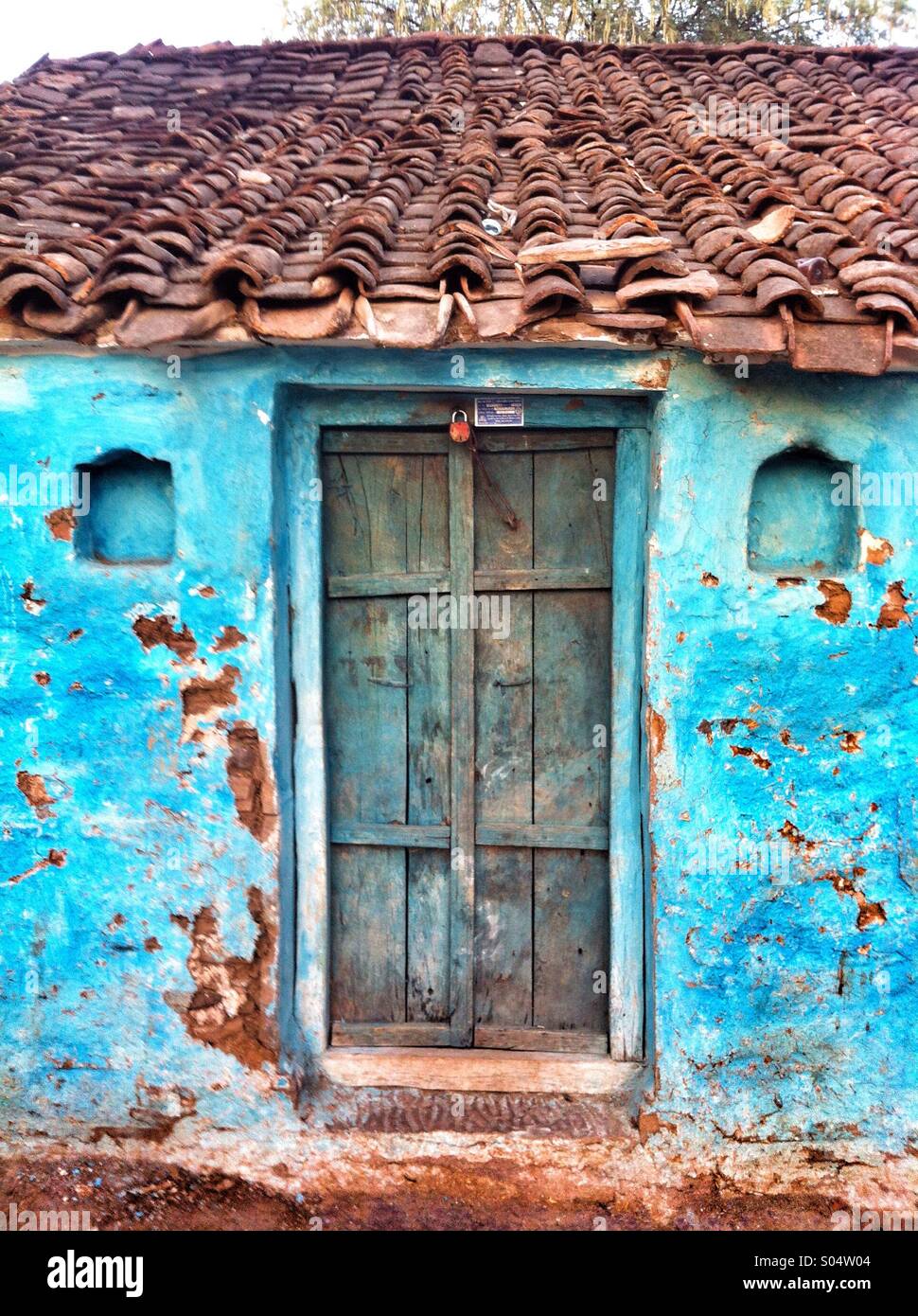 Blau gemalte Haus in Zentralindien. Stockfoto