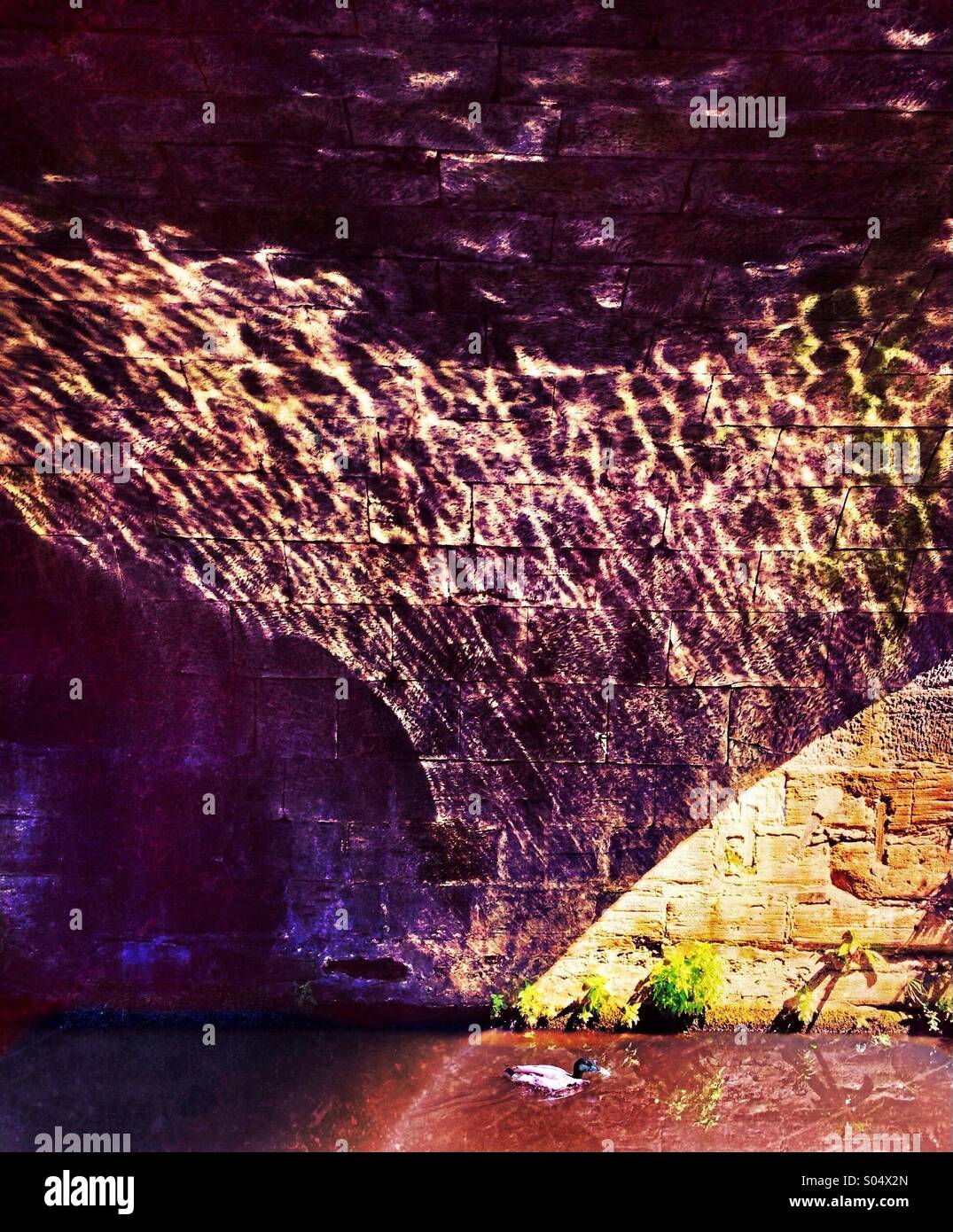 Wasserreflexionen über Kanalbrücke Stockfoto