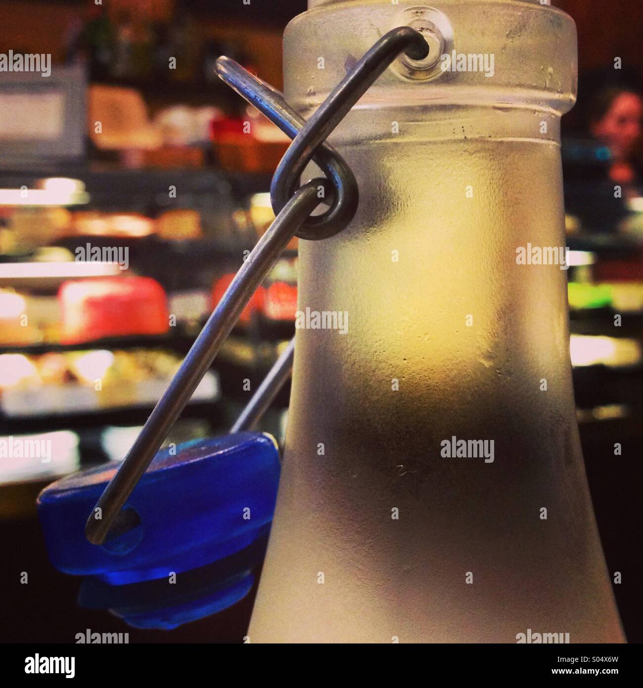 Flip Top Wasser-Flasche in einem französischen Restaurant. Stockfoto