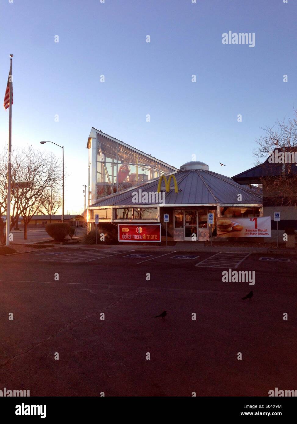 Der McDonald's-Restaurant so geformt, dass eine UFO in Roswell, New Mexico, USA bei Tagesanbruch ähneln. Stockfoto