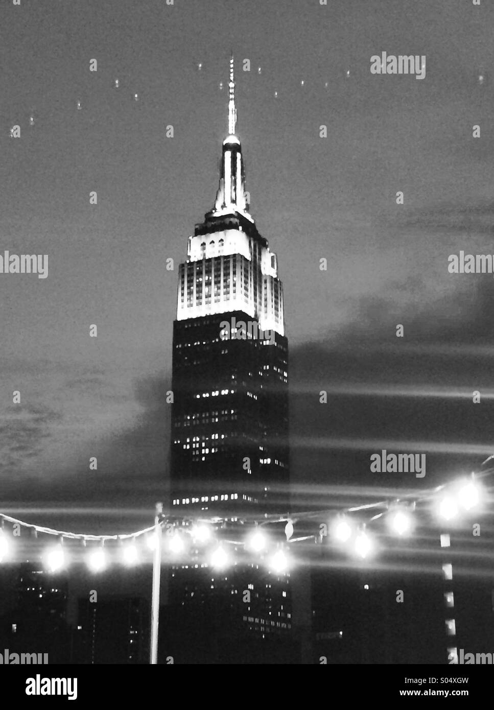 New Yorker Empire State bei Nacht in Monochrom - Smartphone-aufgenommenes Stockfoto