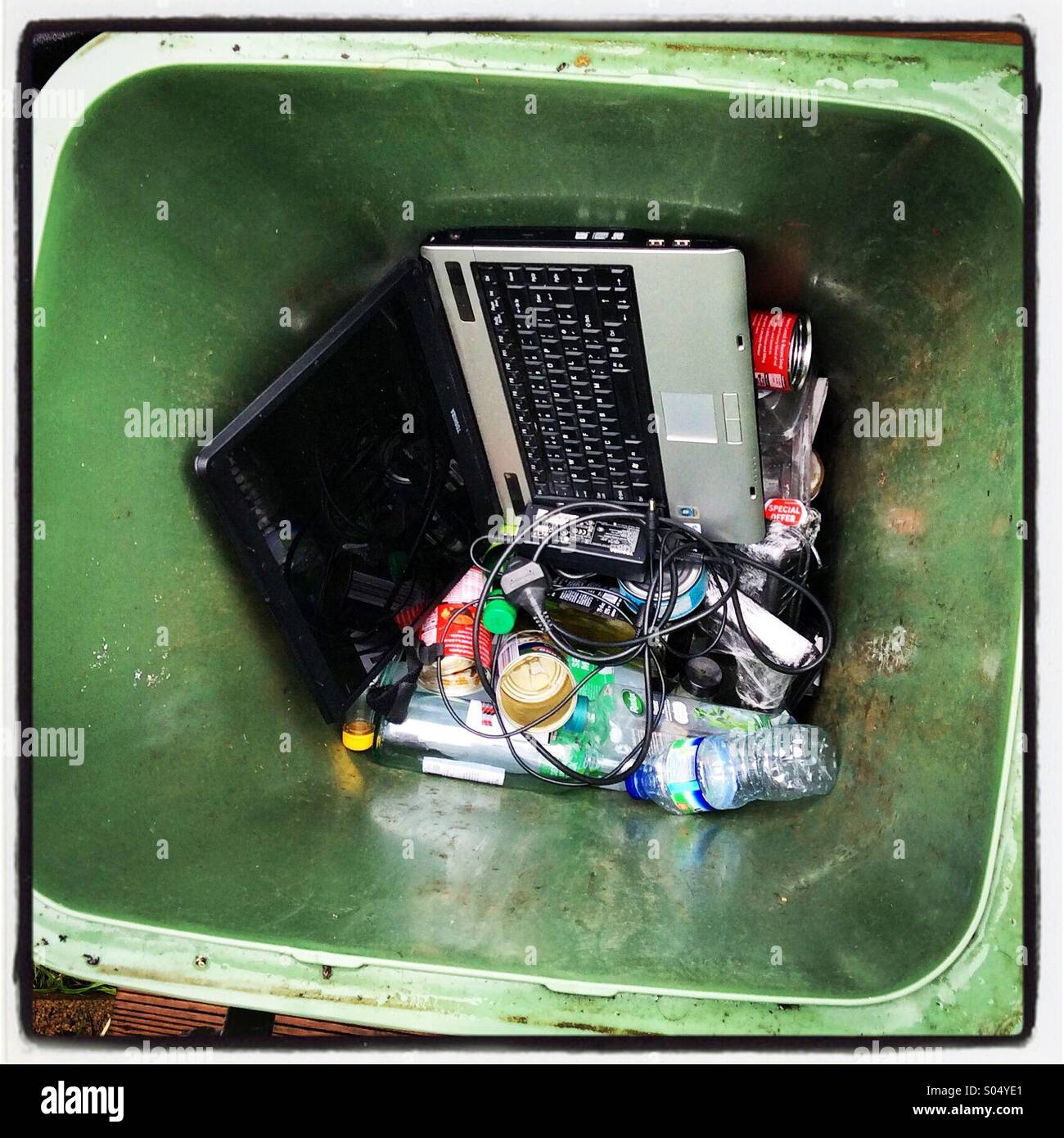 Veraltete Laptop in die Mülltonne Stockfoto