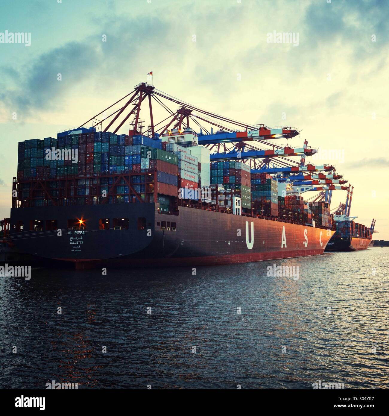 Containerschiffe am Eurogate-terminal in Hamburg, Deutschland. - Smartphone-aufgenommenes Stockfoto