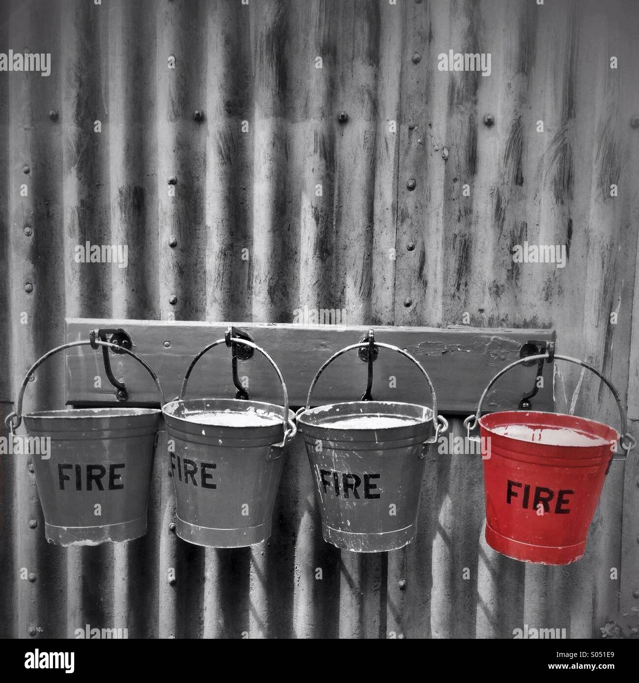 Feuer-Eimer an einer Wand hängen Stockfoto