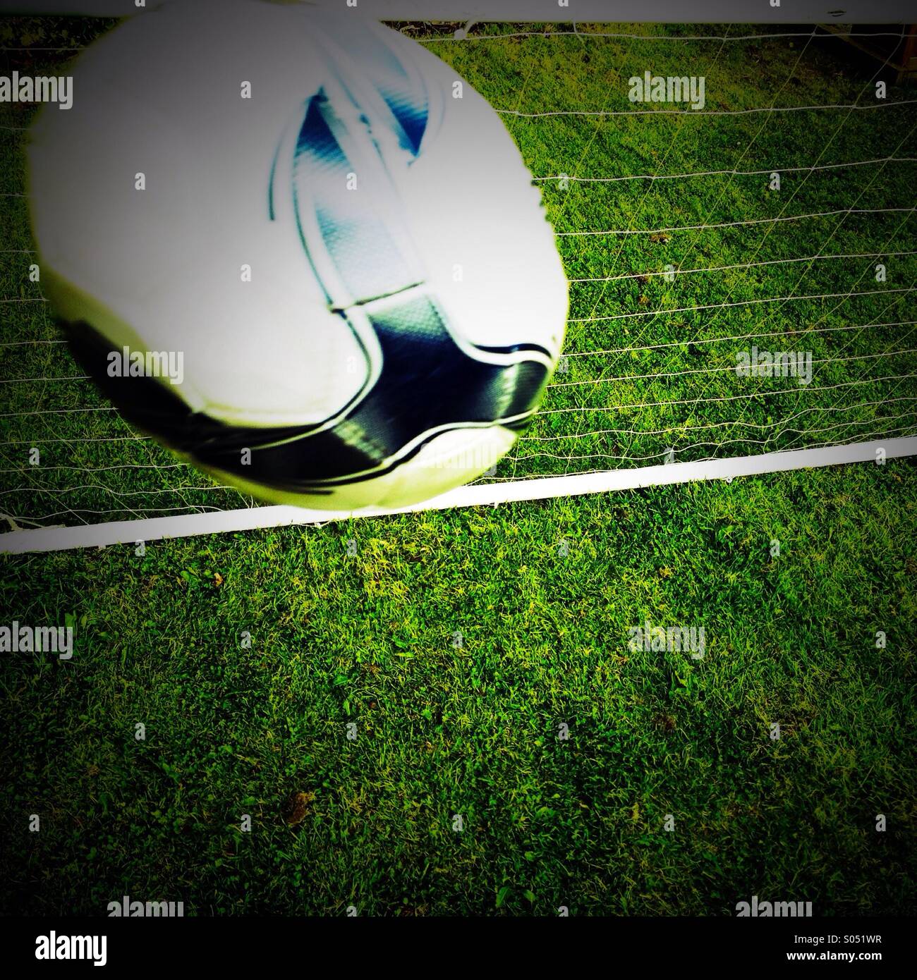 Fußball ins Tor fliegen Stockfoto
