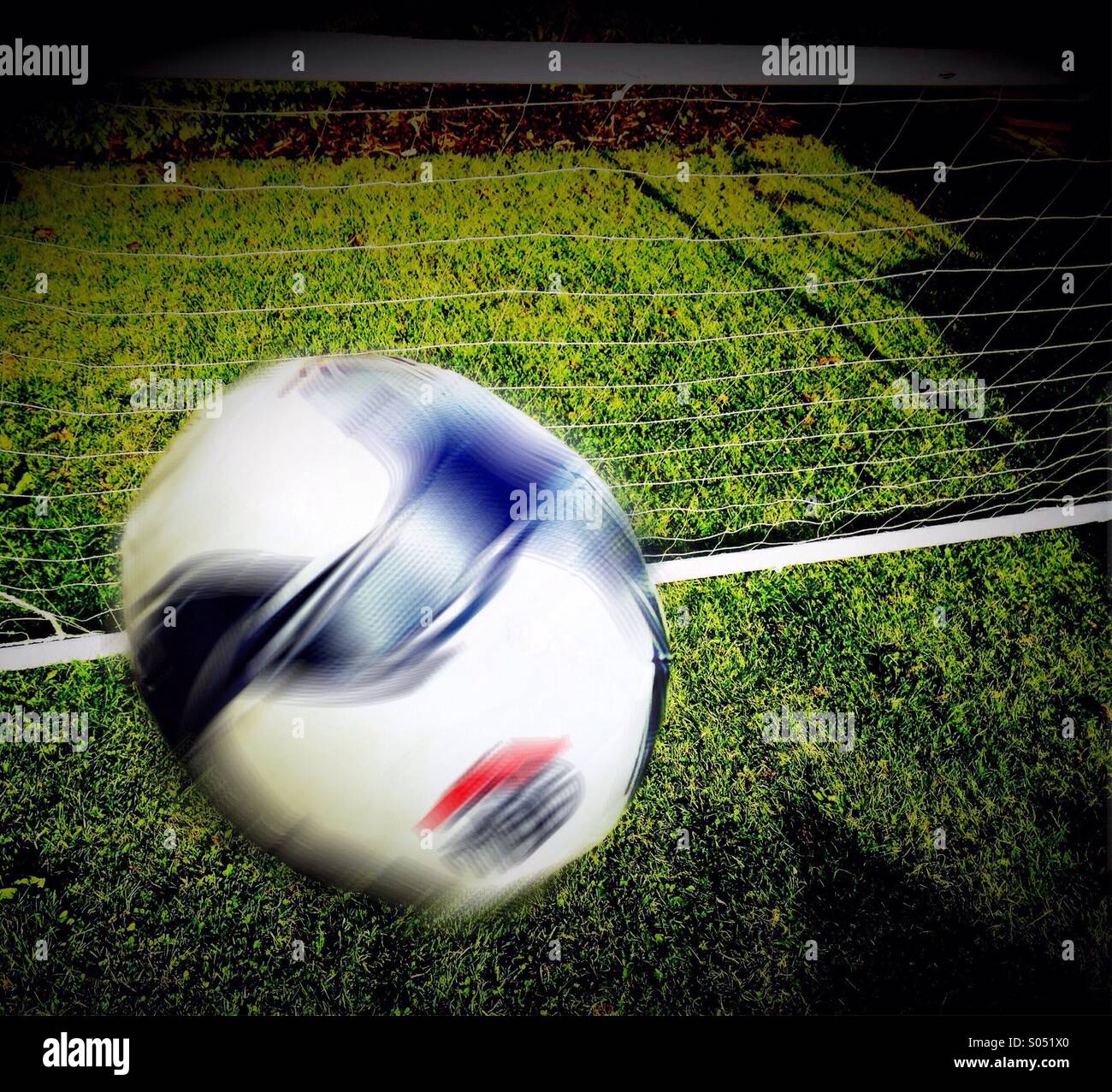 Verschwommene Fußball in die Rückseite des Net fliegen Stockfoto