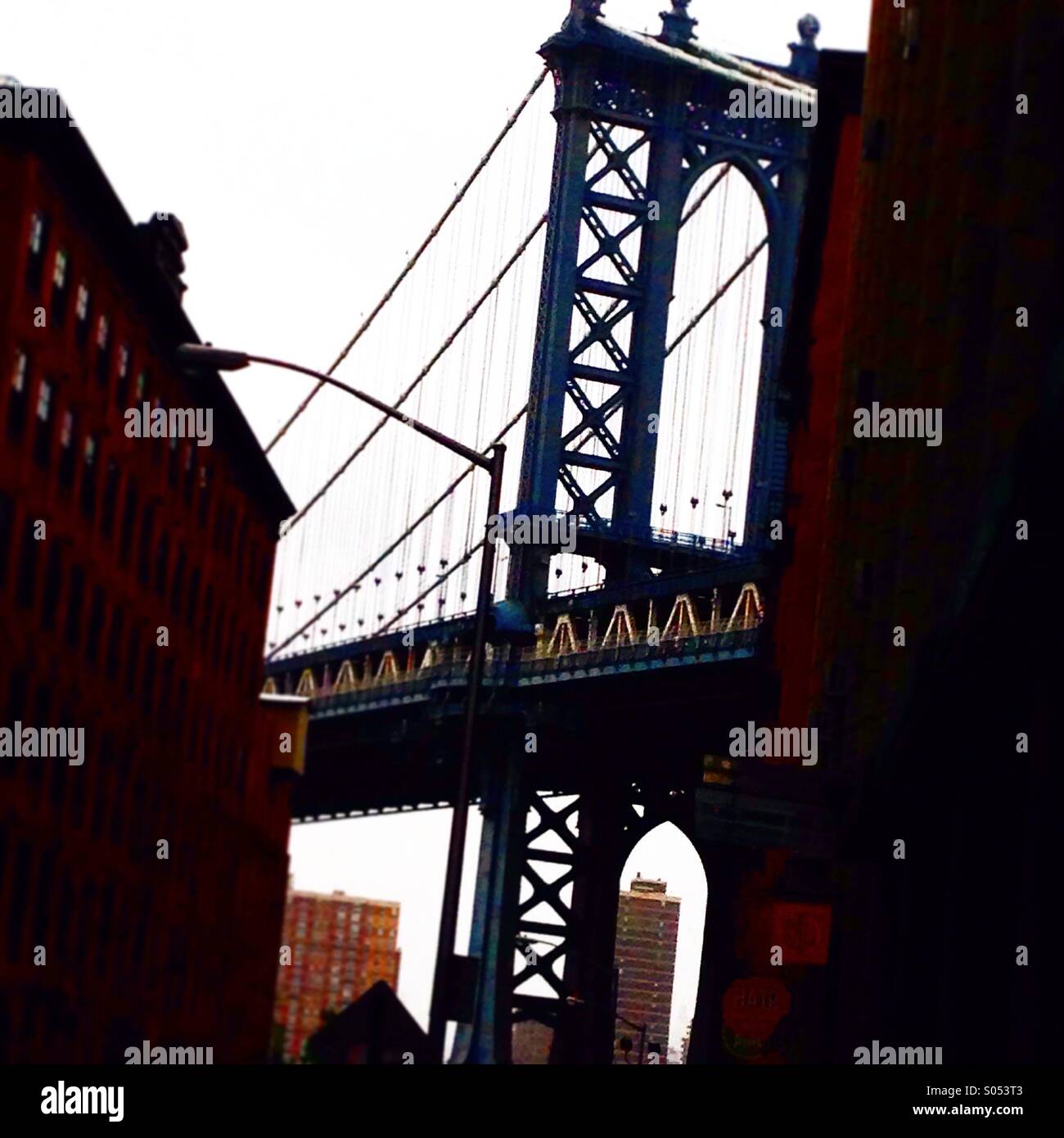 Blick auf Manhattan Bridge von Dumbo, Brooklyn, NY Stockfoto
