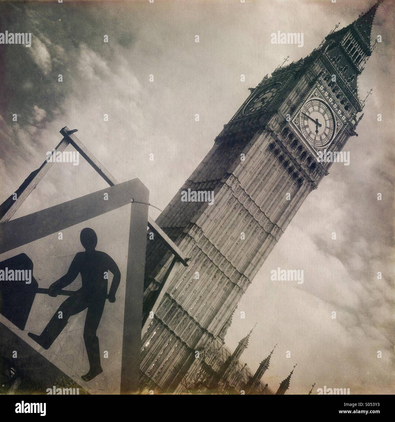 Männer an arbeitest du Zeichen der Houses of Parliament, London, England, UK Stockfoto