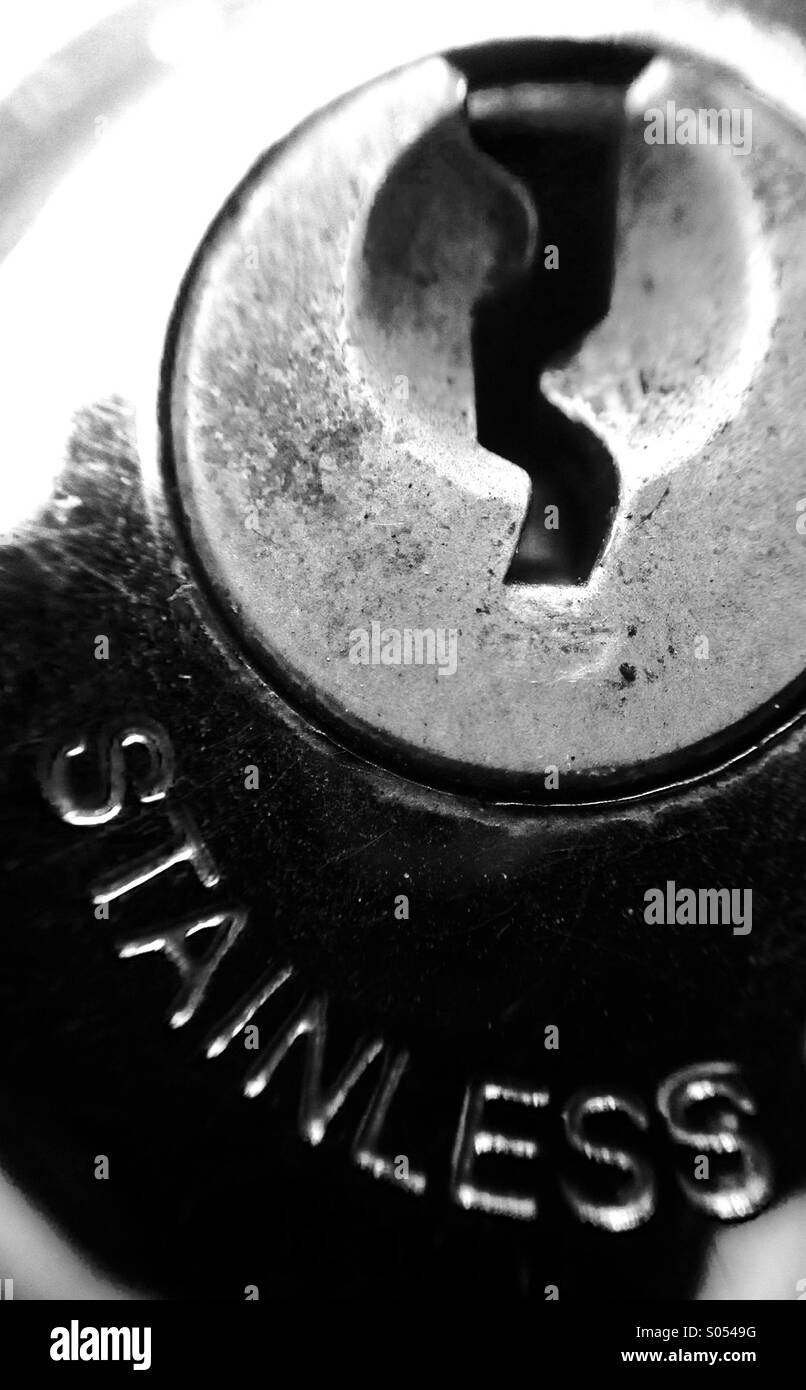 Nahaufnahme einer Sperre in Monochrom. - Smartphone-aufgenommenes Stockfoto