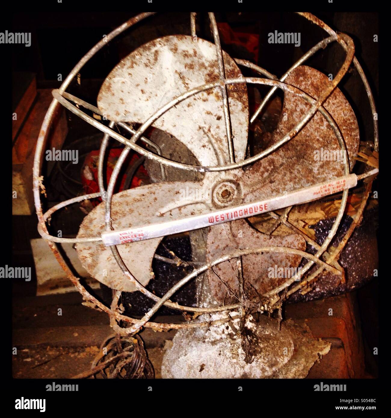 Vintage Metall Tischventilator aufgegeben. In einem Keller, der nicht in Gebrauch seit den 40er Jahren wurde gefunden. Foto in Pittsburgh, Pa, USA. Stockfoto