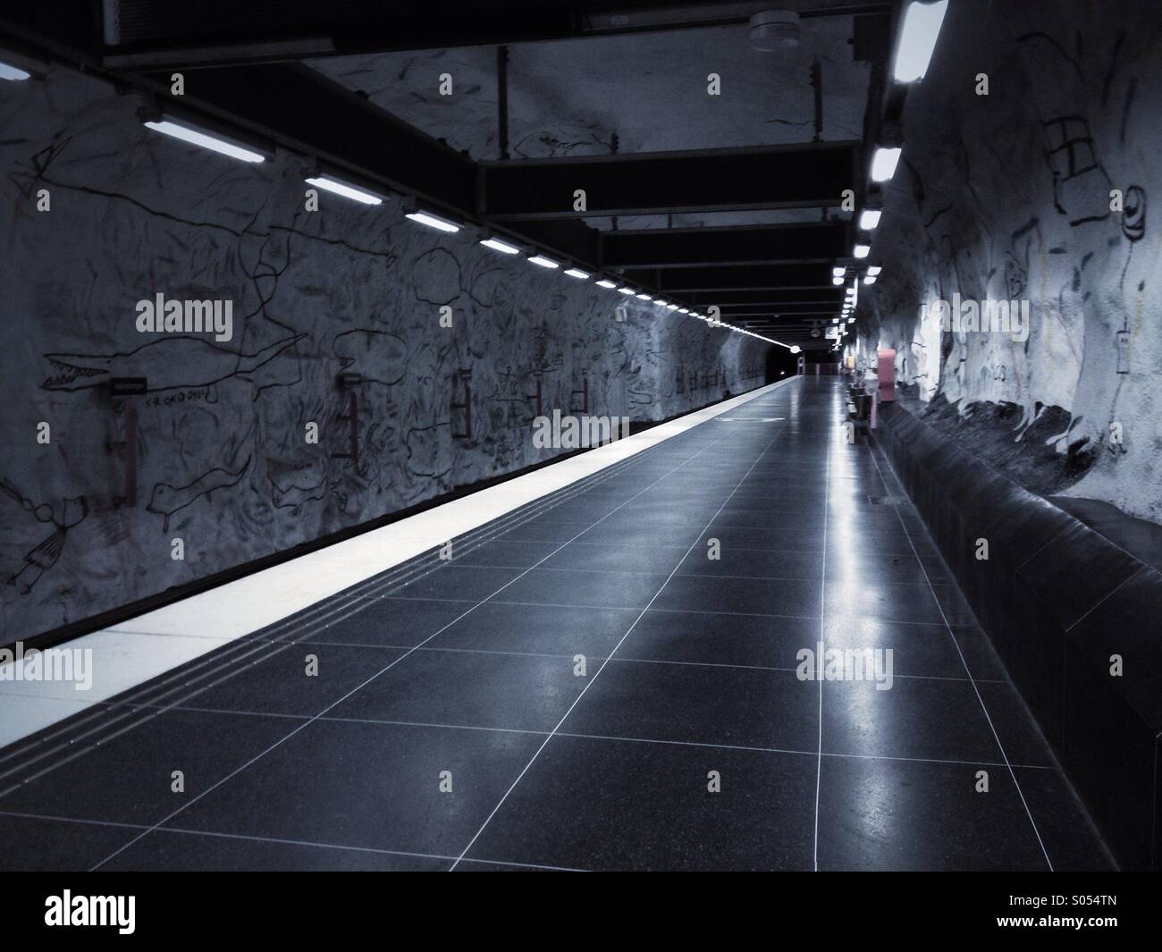 U-Bahn-Bahnsteig in Stockholm - Smartphone-aufgenommenes Stockfoto