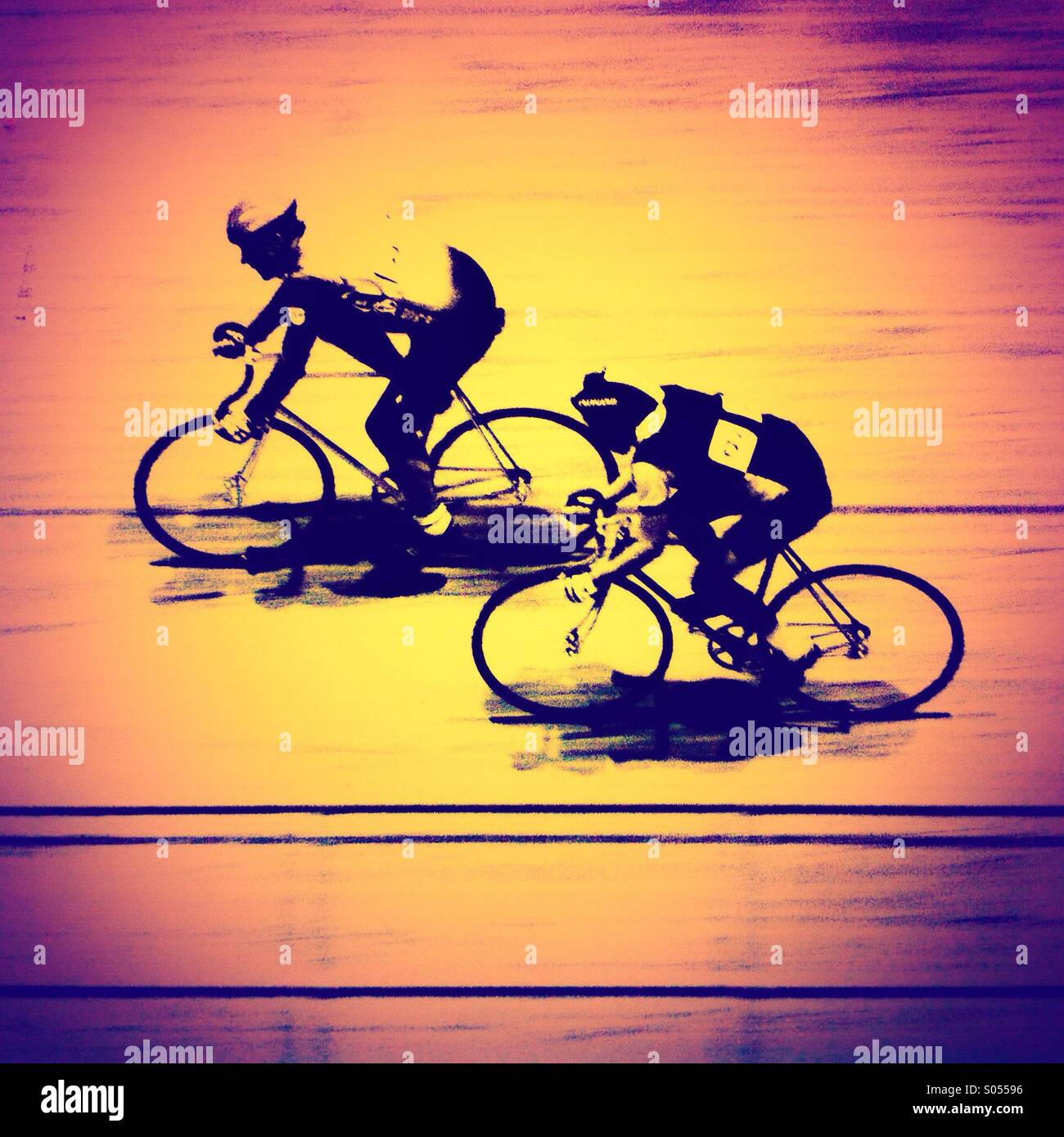 Zwei Radfahrer racing auf indoor-Bahn Stockfoto