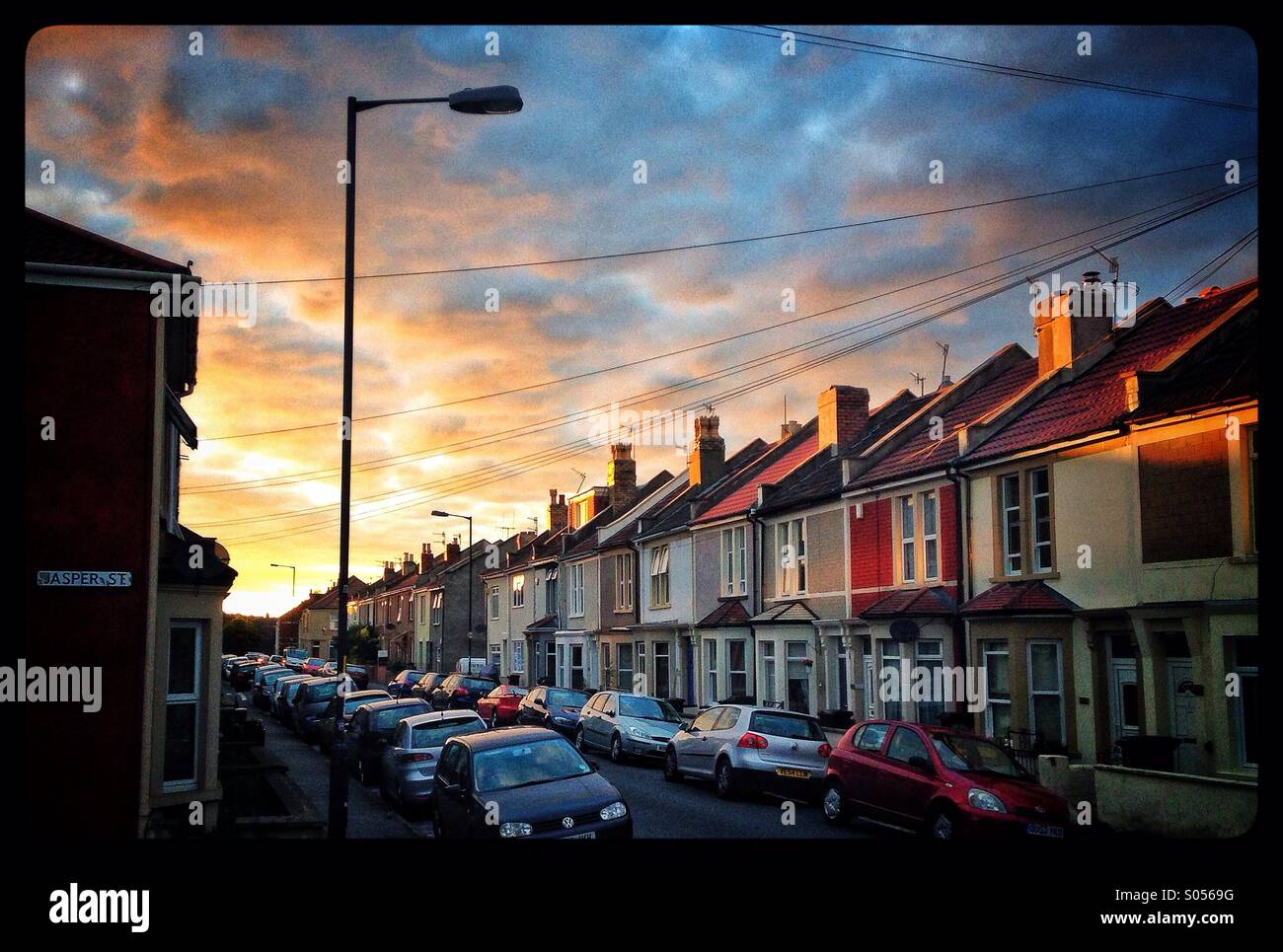 Sonnenuntergang über Straßen von Southville, Bristol Stockfoto