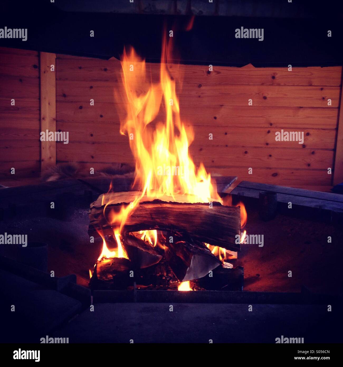 Holz-Feuer in Kabine Stockfoto