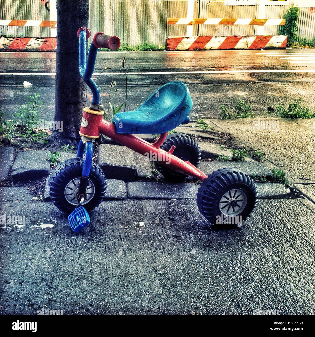 Bunte Dreirad verlassen auf den Straßen von South Williamsburg, Brooklyn, NY Stockfoto