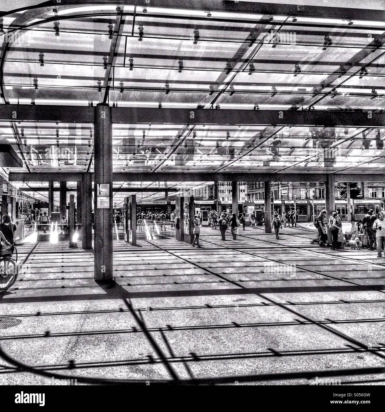Schwarz / weiß Foto der Bahnhofplatz Straßenbahn- und Bushaltestellen, Bern - Smartphone-aufgenommenes Stockfoto