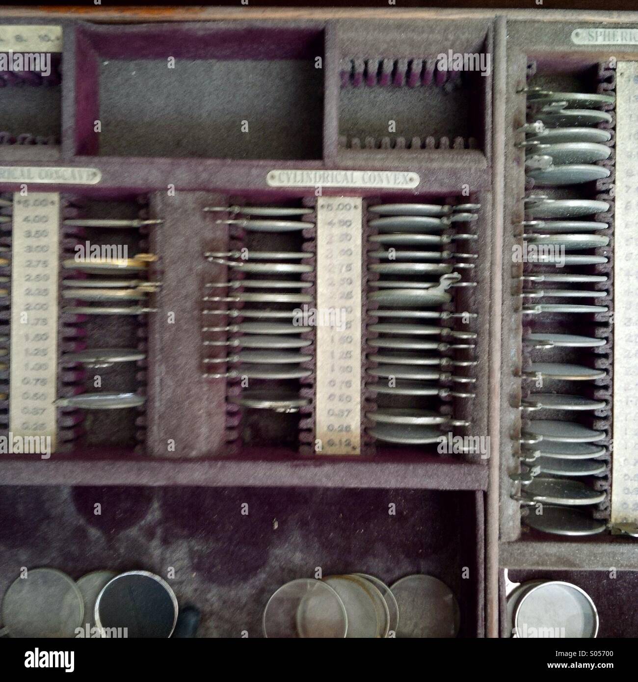 Staubige, alte, ausgediente optische Geräte von einem Optiker-Shop. Stockfoto