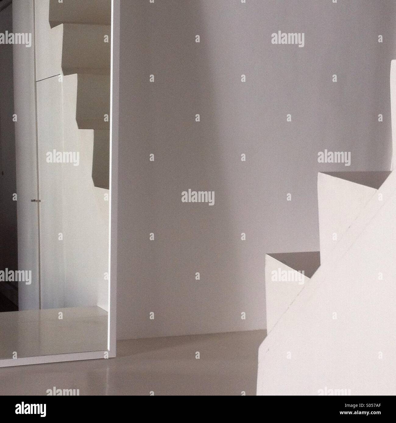 Weiße Treppe im Spiegel Stockfoto