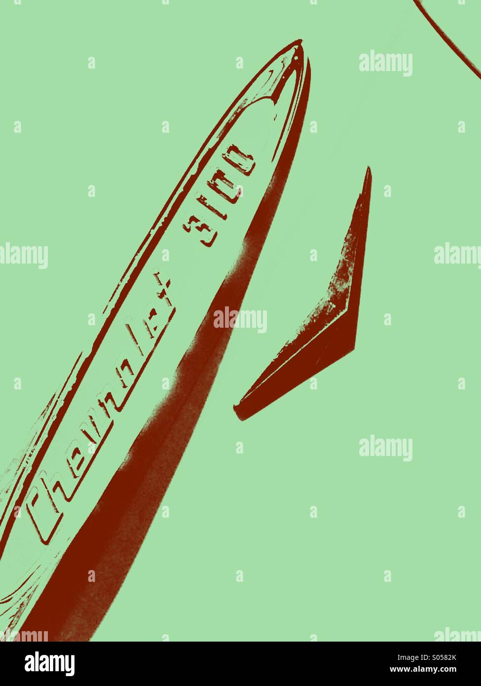 Logo auf 1950 Retro-Chevrolet 3100 Pickup trim - Smartphone-aufgenommenes Stockfoto