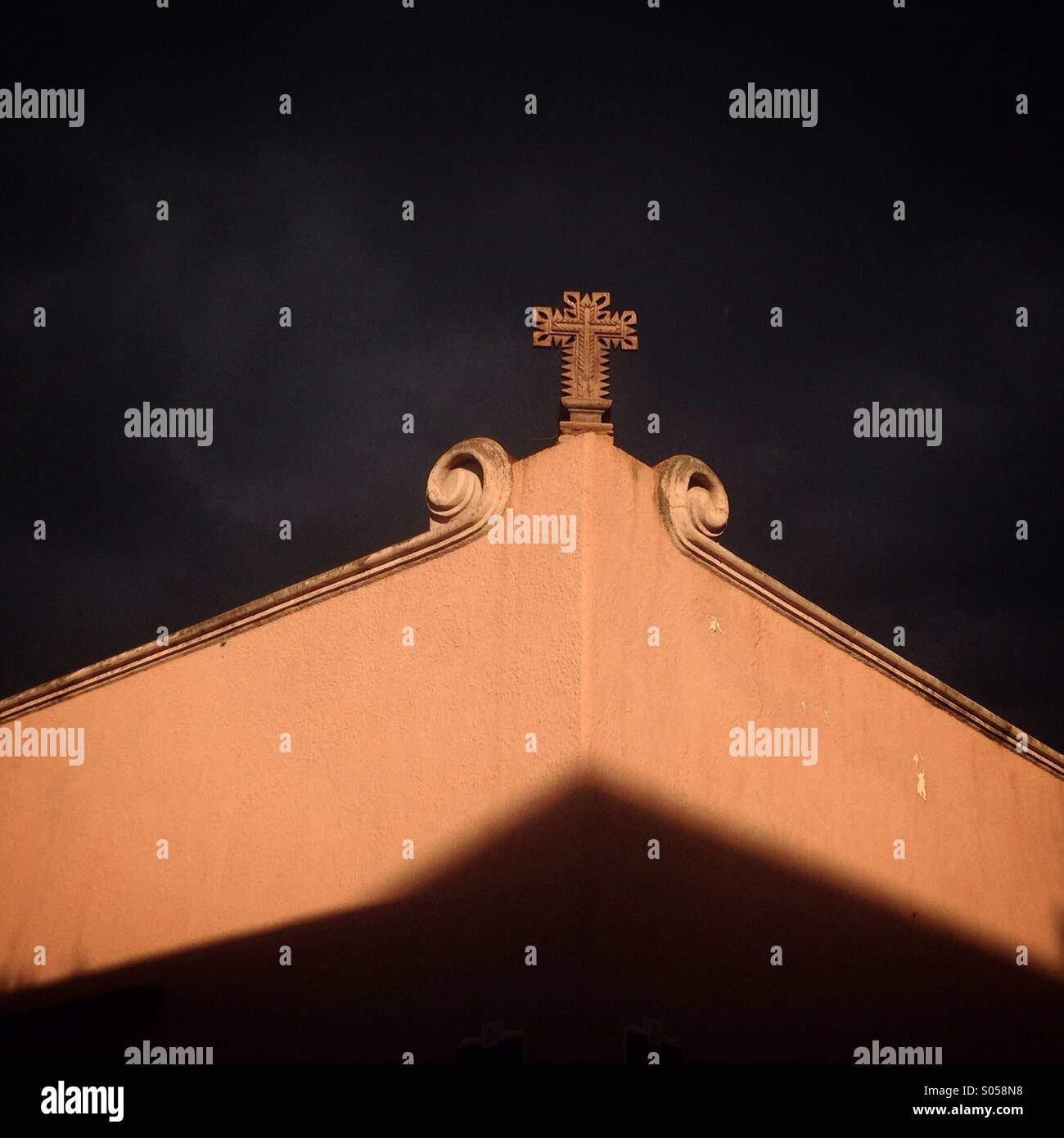 Sonne Licht beleuchtet ein Kreuz in einem kolonialen Haus in Queretaro, Mexiko. Stockfoto
