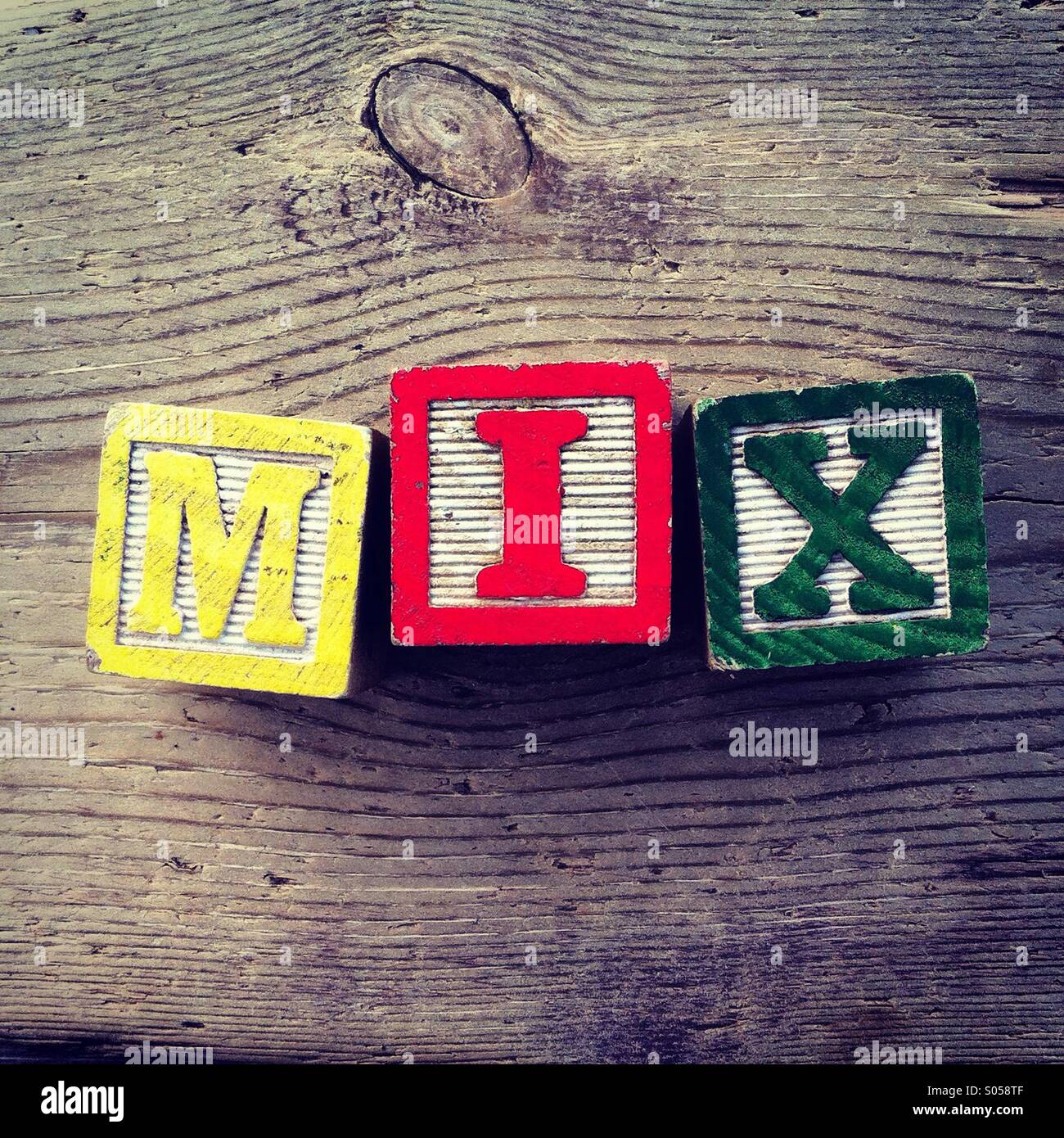 Es ist ein Foto von 3 Holz Würfel Spielzeug mit Buchstaben, die das Wort Mischung bilden Stockfoto