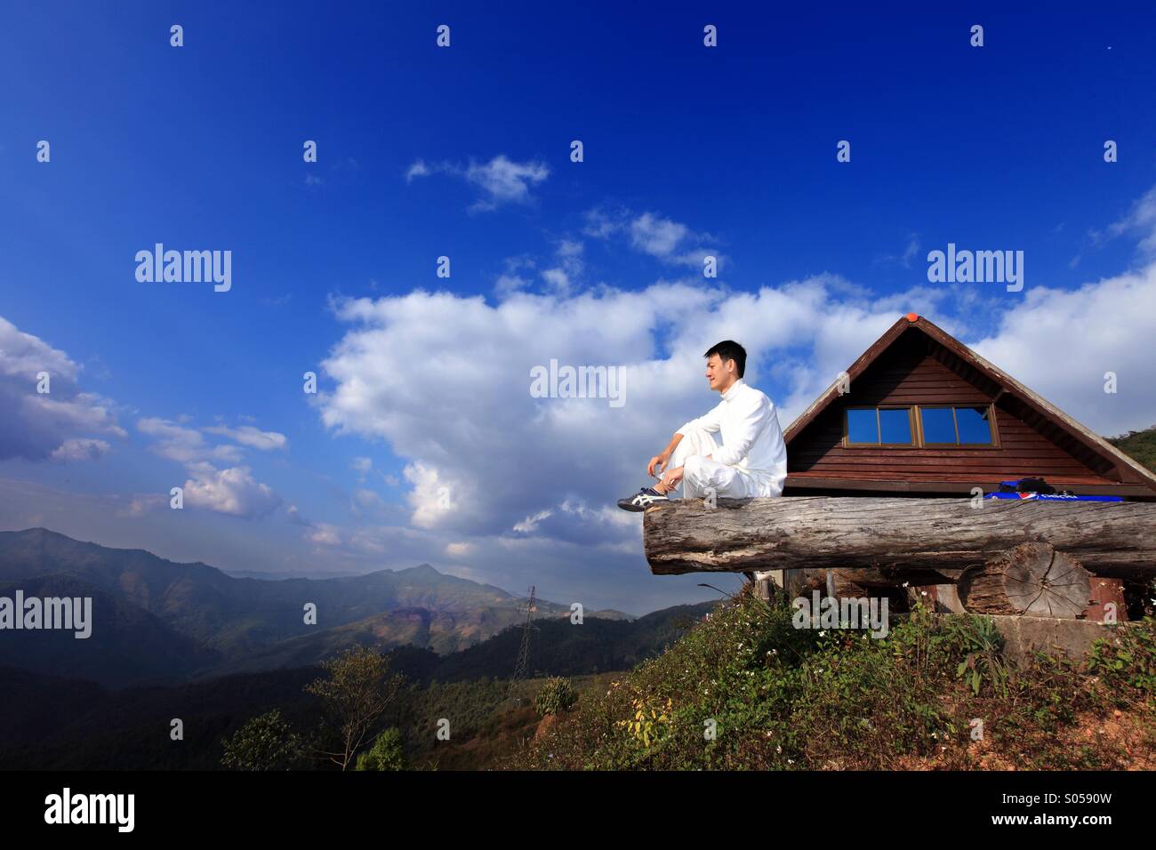 Junger Mann, der im freien Stockfoto