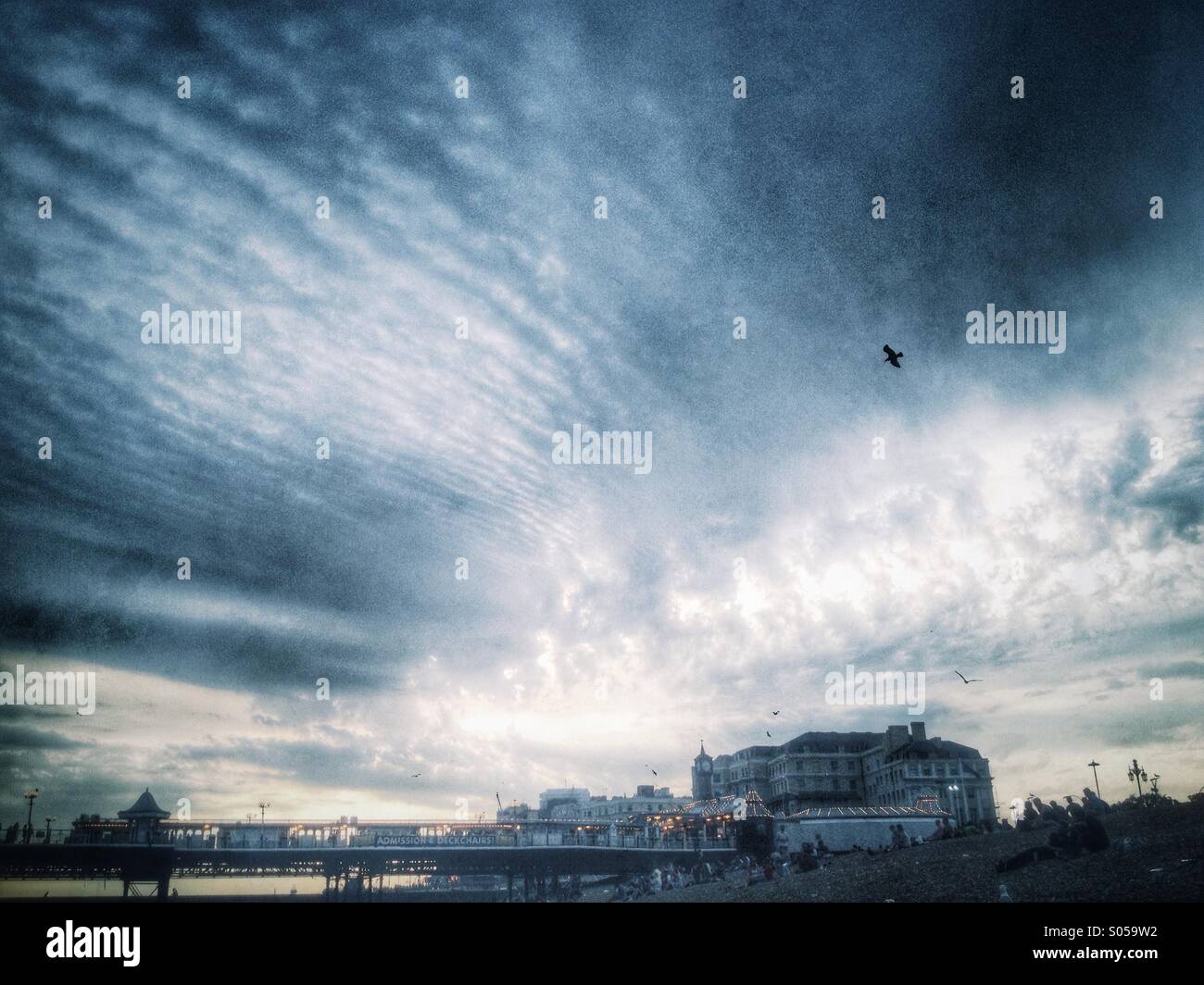 Brighton Pier mit einem stürmischen Himmel - Smartphone-aufgenommenes Stockfoto