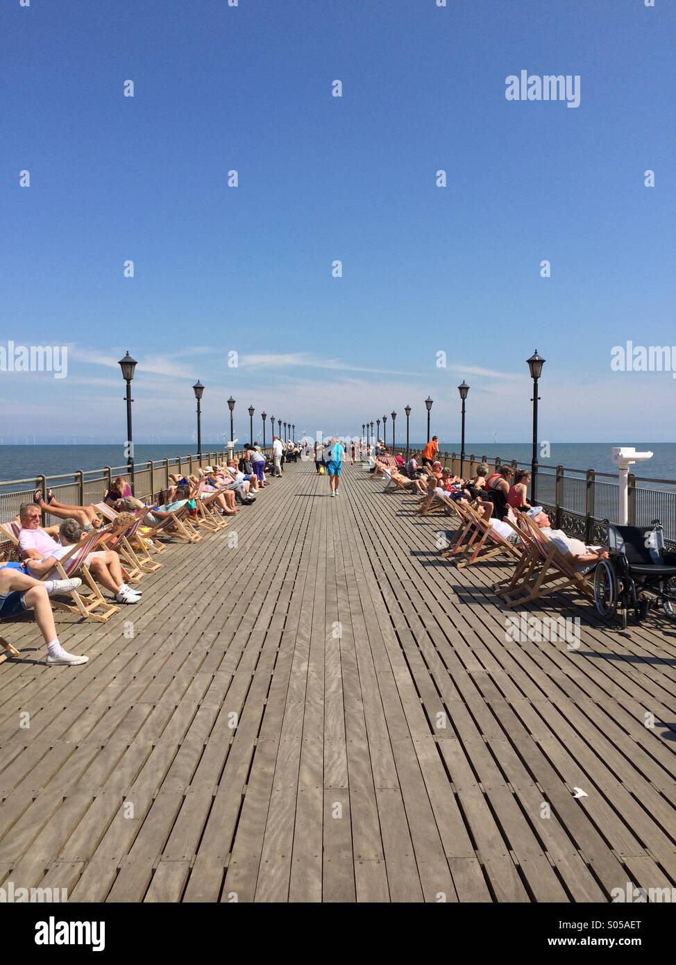 Skegness Pier In der Sonne aalen Stockfoto