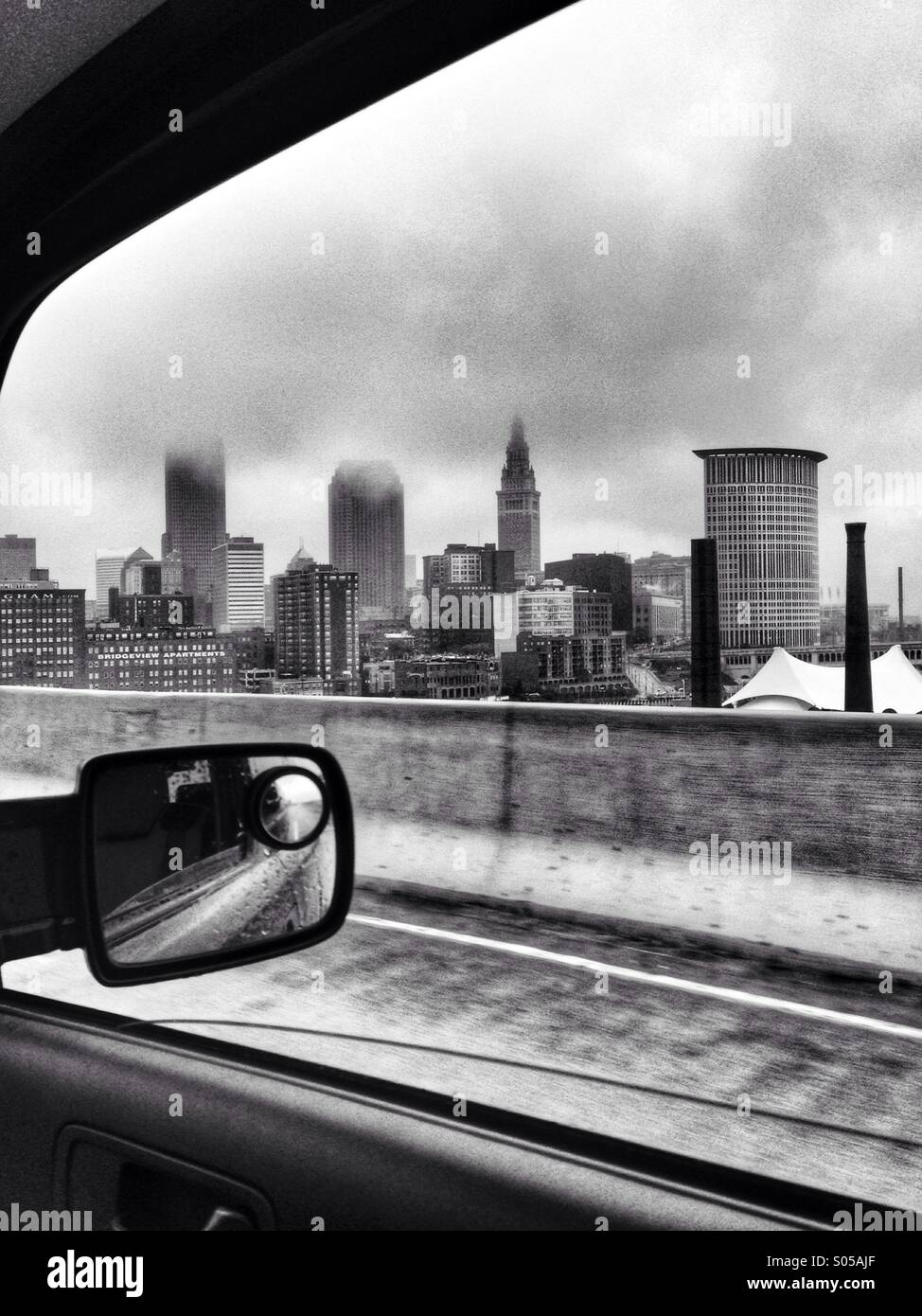 Cleveland, Ohio Skyline aus dem Autofenster auf die West-Shoreway. Stockfoto